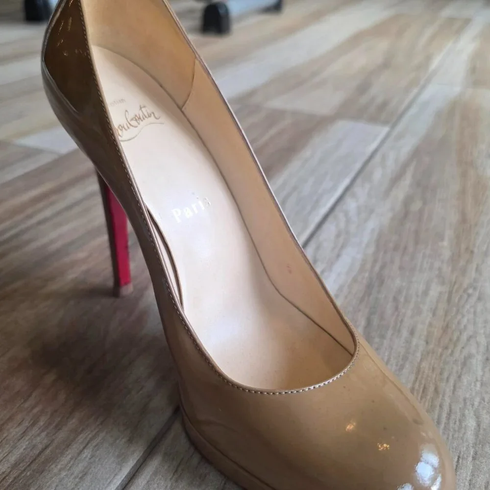 Christian Louboutin Bianca Nude Patent Leather Pumps Eur. 37.7 - Picture 4 of 15